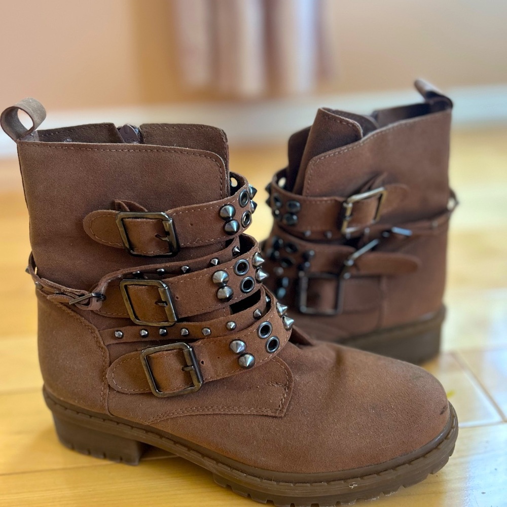 Great cowboy style studded boots for hiking, dress up and outings. Amazing style